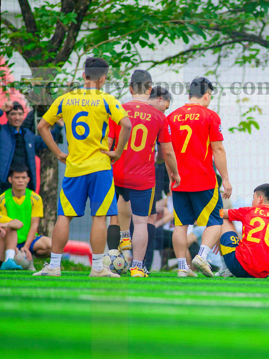 球衣号码与布料纹理的特写，画面只呈现数字与织物